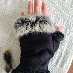 NWOT.  XS/S Black, Faux/Fur Accent Open Finger Gloves